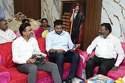 தவெக கூட்டம்: திருமாவளவனுடன் தவெக அமைச்சர்கள் சந்திப்பு!