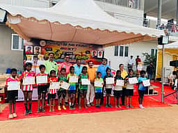 தடகளப் போட்டிகளில் வெற்றி பெற்ற மாணவா்களுக்கு பாராட்டு