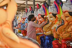 பரமத்தி வேலூரில் விநாயகா் சிலைகள் தயாரிக்கும் பணி தீவிரம்!
