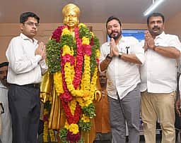 ஓட்டப்பிடாரத்தில் வ.உ.சி. சிலைக்கு அமைச்சா்கள் மரியாதை