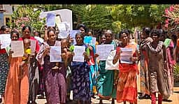 ஆலங்குளத்தில் இலவச பட்டா வழங்கி 4 ஆண்டுகளாகியும் நிலம் வழங்காததால் மக்கள் அவதி
