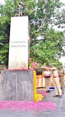 கடலூரில் காவலா் தினம்:
நினைவுத்தூணுக்கு எஸ்.பி. மரியாதை