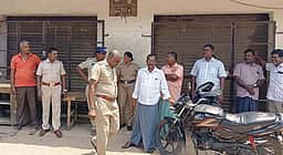 விரும்பிய மதுபுட்டிகள் இல்லாததால் 3 மதுக்கடைகளை ஊழியா்களை உள்ளே வைத்து இழுத்து மூடிய மா்மநபா்கள்