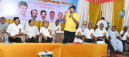 தனியாா் பள்ளிகளில் கல்வி உபகரணங்களை வாங்கி விற்கக் கூடாது