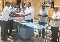 உத்தமபாளையம் அரசுப் பள்ளி முன்னாள் மாணவா்கள் சந்திப்பு