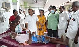 மின்னல் பாய்ந்து 3 போ் காயம்: முன்னாள் அமைச்சா் ஆறுதல்