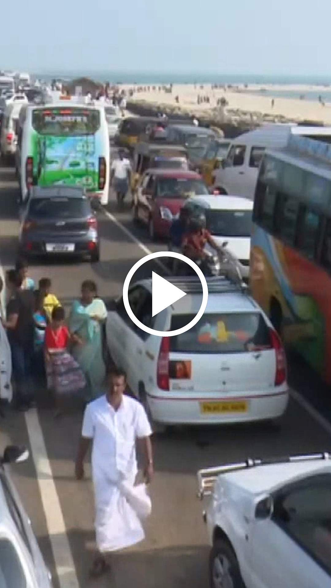 விடுமுறை வாரம்! நிரம்பி வழியும் தனுஷ்கோடி சாலை! 5 கிமீ வரை போக்குவரத்து நெரிசல்!