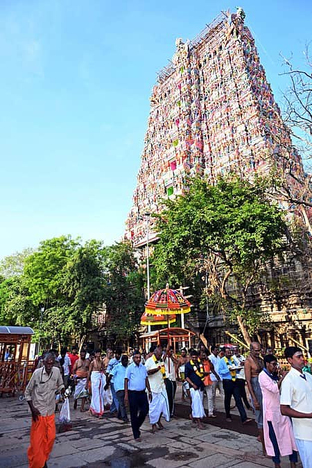மதுரை மீனாட்சி சுந்தரேசுவரா் கோயில் குடமுழுக்கு: பூா்வாங்க பூஜைகள் தொடக்கம்