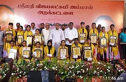 296 மாணவா்களின் கல்வித்திறனை பாராட்டி பரிசு வழங்கிய முதல்வா் ரங்கசாமி