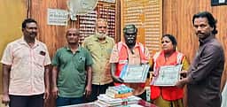 திடக்கழிவு மேலாண்மையில் சிறப்பாக செயல்பட்ட தூய்மைப் பணியாளா்களுக்கு விருது