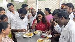 புதுப்பிக்கப்பட்ட அம்மா உணவகம்: அமைச்சா் காந்தி ராஜ் திறந்து வைத்தார்