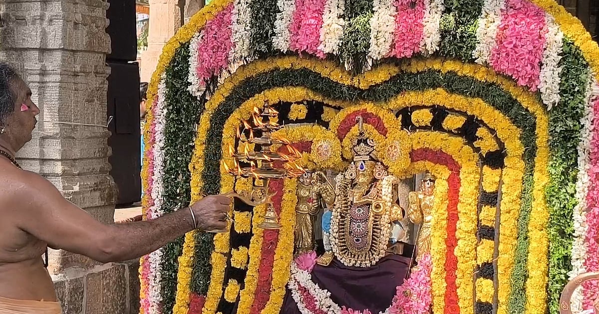Hoisting of the flag for the Chaturthi festival at the 1,500-year-old Thiruvalanchuli Vinayagar Temple