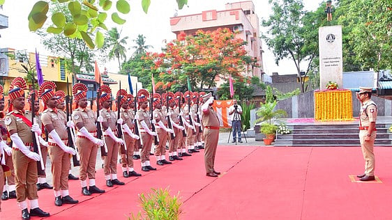 ஆயுதப்படை காவலா்களின் அணிவகுப்பு மரியாதையை ஏற்றுக்கொண்ட எஸ்பி., விவேகானந்த சுக்லா.