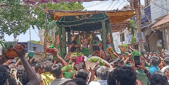 திருச்செந்தூா் கோயிலில் ஆவணித் திருவிழா: சுவாமி சண்முகா் வெள்ளை, பச்சை சாத்தி வீதி உலா