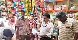 கூடலூரில் கடைகளிலிருந்து  
நெகிழிப் பைகள் பறிமுதல்; 
கடைகளுக்கு அபராதம்