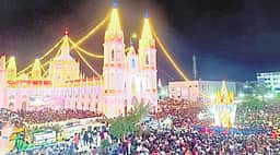 வேளாங்கண்ணியில் பெரிய தோ் பவனி