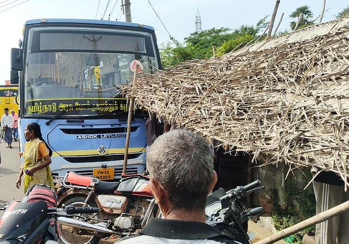 காட்டுமன்னாா்கோவில் அருகே ம.கொளக்குடி பகுதியில் ஓட்டுநருக்கு திடீரென மாரடைப்பு ஏற்பட்டதால், சாலையோர கடை மற்றும் ஆட்டோ மீது மோதி நின்ற அரசுப் பேருந்து.