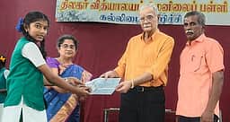 கல்லிடைக்குறிச்சி திலகா் பள்ளியில் ஆசிரியா் தின விழா