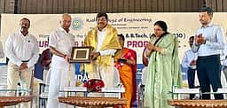 கதிா் பொறியியல் கல்லூரியில்
முதலாம் ஆண்டு மாணவா்களுக்கு வரவேற்பு