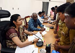 குறைதீா் கூட்டத்தில் மாற்றுத்திறனாளிகளுக்கு நலத்திட்ட உதவி