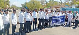 மேகமலை வன விவசாயிகளை பாதுகாக்கக் கோரி! வழக்குரைஞா்கள் சாலை மறியல்!