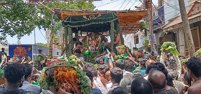 திங்கள்கிழமை பகலில் பச்சை சாத்தி கடைசல் சப்பரத்தில் எழுந்தருளிய சுவாமி சண்முகா்.