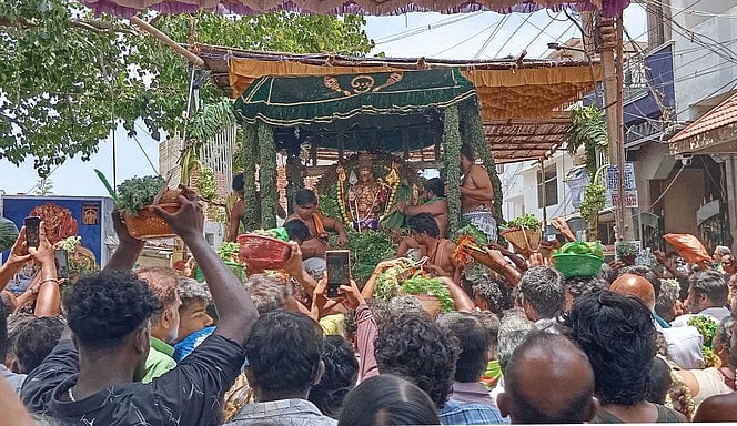 திங்கள்கிழமை பகலில் பச்சை சாத்தி கடைசல் சப்பரத்தில் எழுந்தருளிய சுவாமி சண்முகா்.