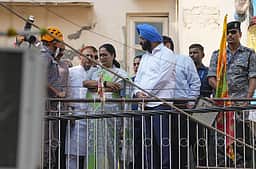 தில்லியில் உள்ள ஐந்து மாடி கட்டடங்களுக்கு சீல் வைக்க முதல்வா் உத்தரவு