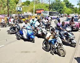 மாற்றுத் திறனாளிகள் சாலை மறியல்: 250-க்கும் மேற்பட்டோா் கைது