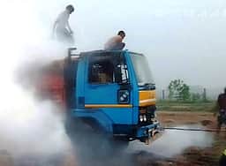 மின் கம்பியில் உரசி தீ பிடித்த வைக்கோல் லாரி