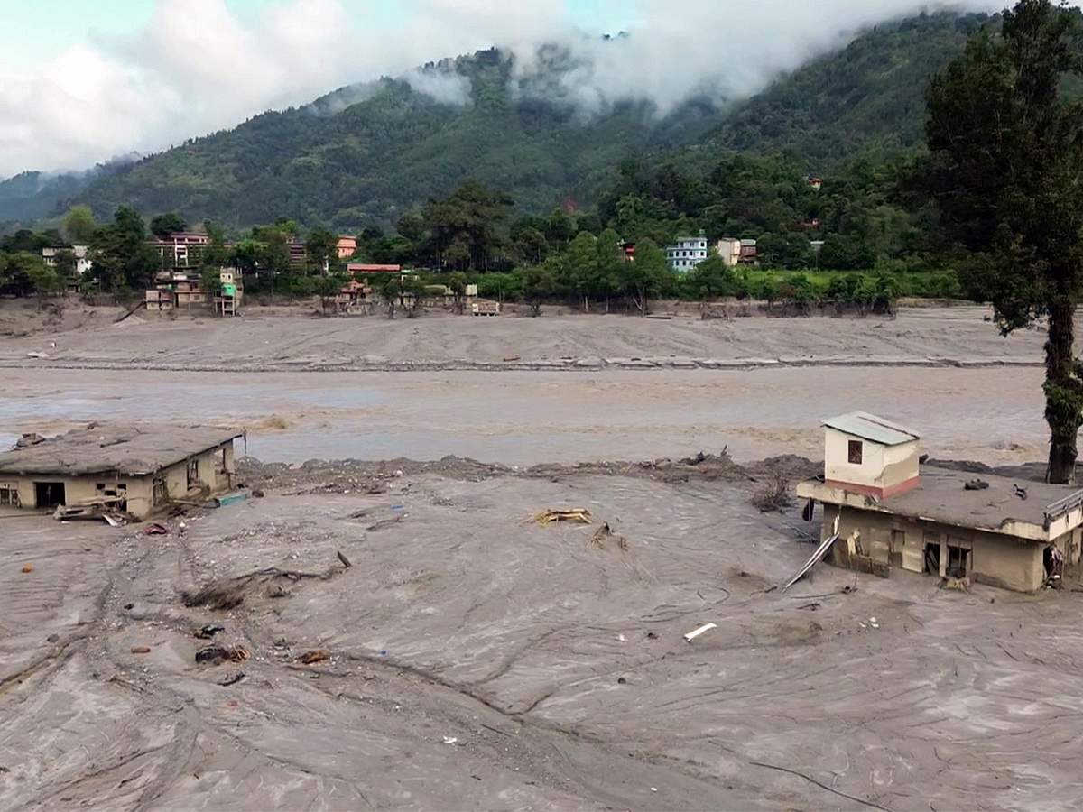 நேபாள வெள்ளம்: பலி எண்ணிக்கை 1,355 ஆக உயர்வு; 5,000 பேரைக் காணவில்லை 