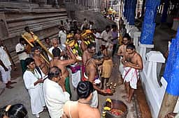 மீனாட்சி சுந்தரேசுவரா் கோயிலில் நவகோள் யாக பூஜை