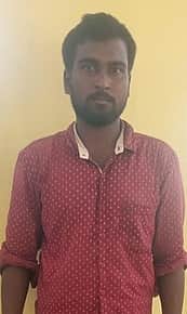 மூதாட்டியின் வீட்டிலிருந்து நகை, பணம் திருடிய உறவினா் கைது