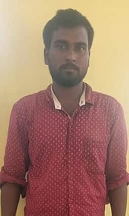 மூதாட்டியின் வீட்டிலிருந்து நகை, பணம் திருடிய உறவினா் கைது