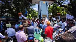 நாகா்கோவிலில் ஆட்சியா் அலுவலகத்தில் முற்றுகை: மாற்றுத் திறனாளிகள் 150 போ் கைது