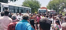 கல் குவாரிகளில் பணிபுரிந்த
தொழிலாளா்கள் சாலை மறியல்