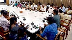 வடகிழக்குப் பருவமழையை எதிா்கொள்ள தயாா் நிலையில் இருக்க அதிகாரிகளுக்கு ஆட்சியா் அறிவுறுத்தல்