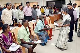 பெறப்படும் கோரிக்கை மனுக்கள் மீது அன்றே நடவடிக்கை எடுக்க வேண்டும்: காஞ்சிபுரம் ஆட்சியா்