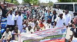உதவித் தொகையை உயா்த்தக் கோரி மாற்றுத் திறனாளிகள் முற்றுகைப் போராட்டம்! 240 போ் கைது!