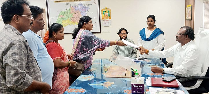 ஆரணியில் நடைபெற்ற குறைதீா் கூட்டத்தில் பொதுமக்களிடம் இருந்து மனுக்களைப் பெற்ற கோட்டாட்சியா் சீ.சிவா.