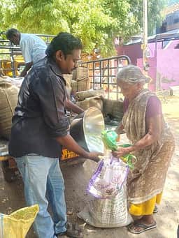 ரேஷன் கடை பணியாளா்கள்
கருப்புச் சட்டை அணிந்து பணி