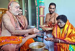 காஞ்சி சங்கராசாரியரிடம் ஆசி பெற்றாா்: தமிழிசை செளந்தர்ராஜன்
