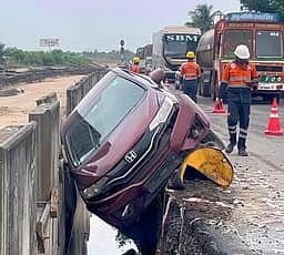 விக்கிரவாண்டி அருகே சாலையோரப் பள்ளத்தில் இறங்கிய காா்