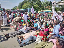 விழுப்புரத்தில் மாற்றுத்திறனாளிகள் மறியல் போராட்டம் 