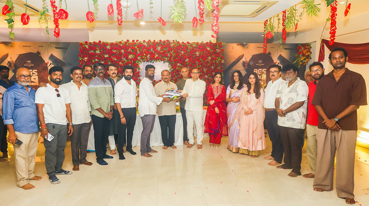 படக்குழுவினருடன் ஜெய், பிரியங்கா மோகன்.