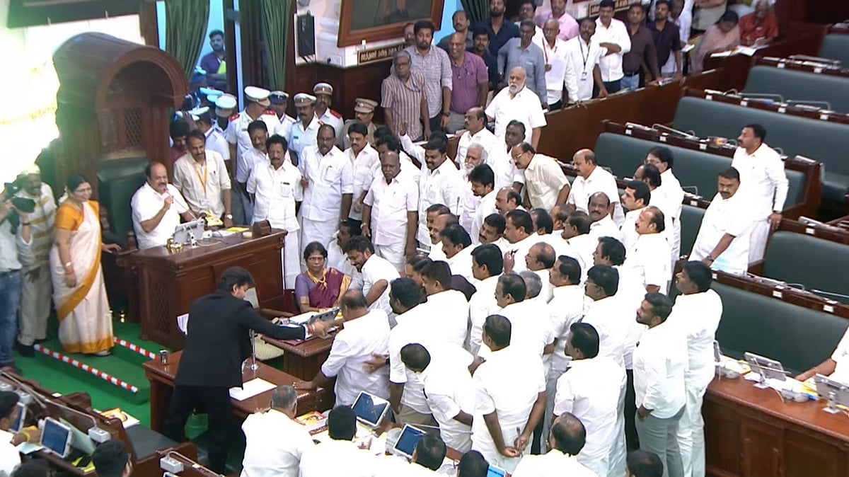 Chief Minister Vijay held the hand of the DMK MLA and helped him up