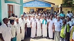 அமராவதி ஆற்றில் கூடுதல் தண்ணீா் திறக்கக் கோரி விவசாயிகள் போராட்டம்