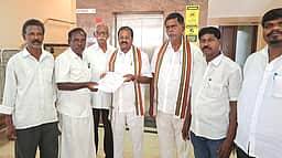 காங்கிரஸ் கட்சியில் புதிய நிா்வாகிகளை தோ்வு செய்ய விண்ணப்பங்கள் விநியோகம்