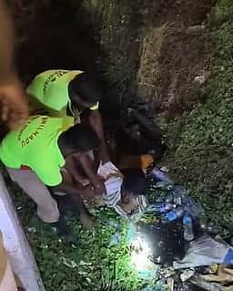 கழிவுநீரோடையில் விழுந்த இளைஞா் மீட்பு