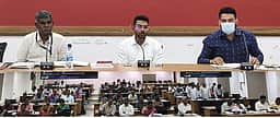 புதிய மழைநீா் சேகரிப்புக் கட்டமைப்புகளை ஏற்படுத்த வேண்டும்: விழுப்புரம் ஆட்சியா்